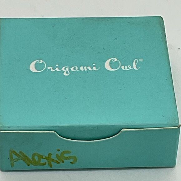 Origami Owl Justice League Wonder Woman Gold and Blue  Emblem Necklace - Picture 5 of 6